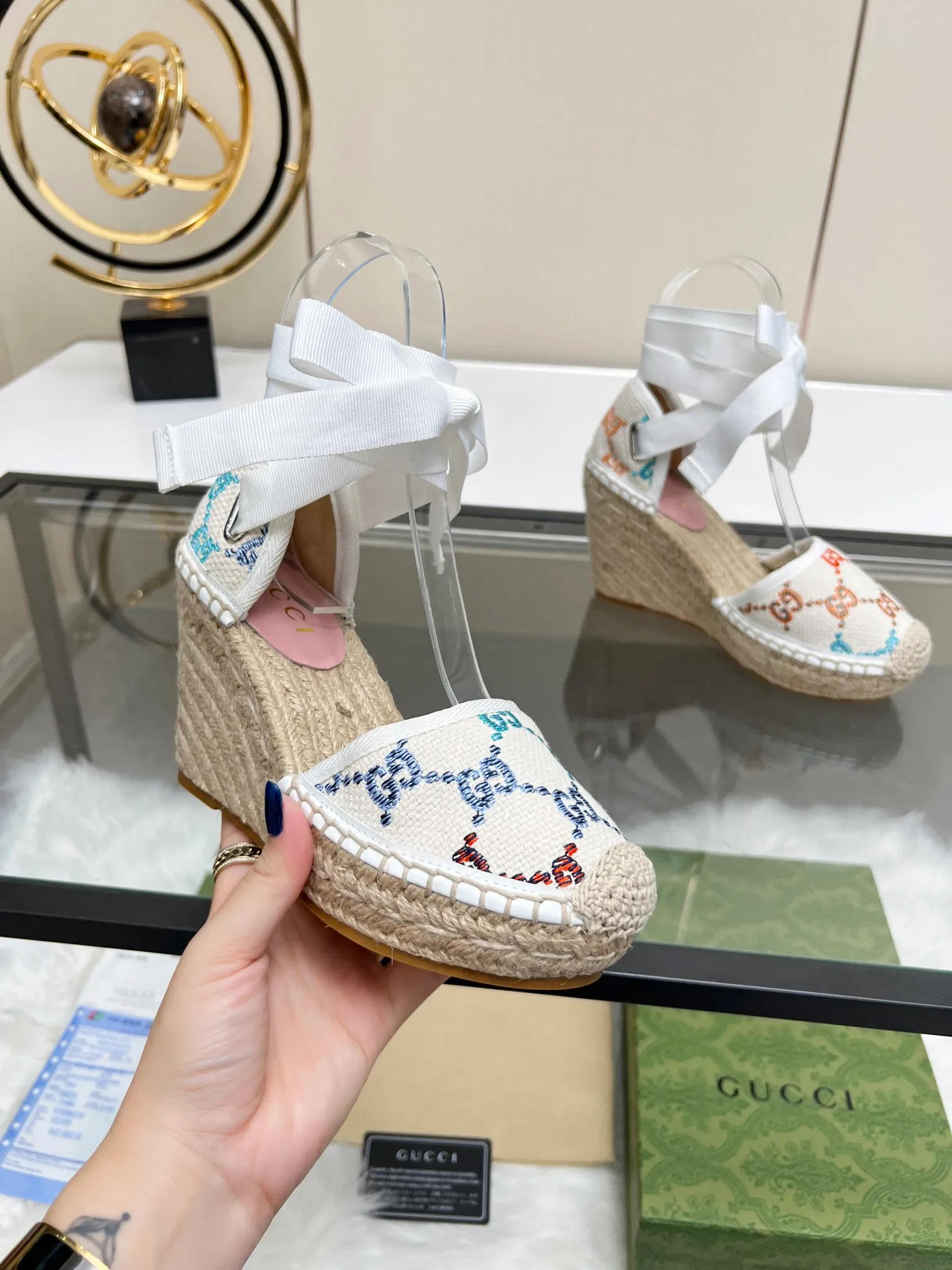 👟👟Ex-factory price 440👟👟 GUCCI wedge fisherman sandals, thick-soled straw, high-end quality, fabric: double G fabric, electric embroidery, lining: mixed sheepskin lining, yardage: 35～42, color: pure white. Dear new and old customers, the picture has been updated, please transfer the image to change. The upgraded version of the wedge heel currently has more than 40 colors. Transfer the image to sell.